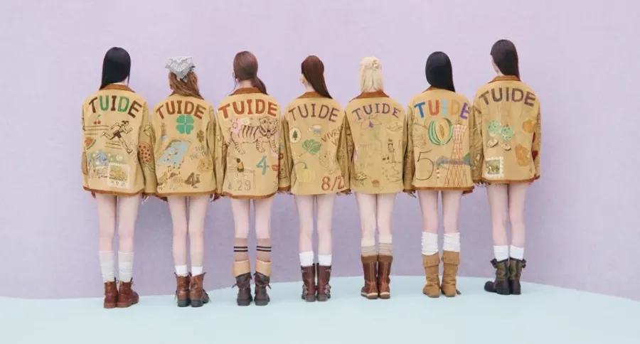 members of the girl group Tuide standing in a line with their backs turned to the camera