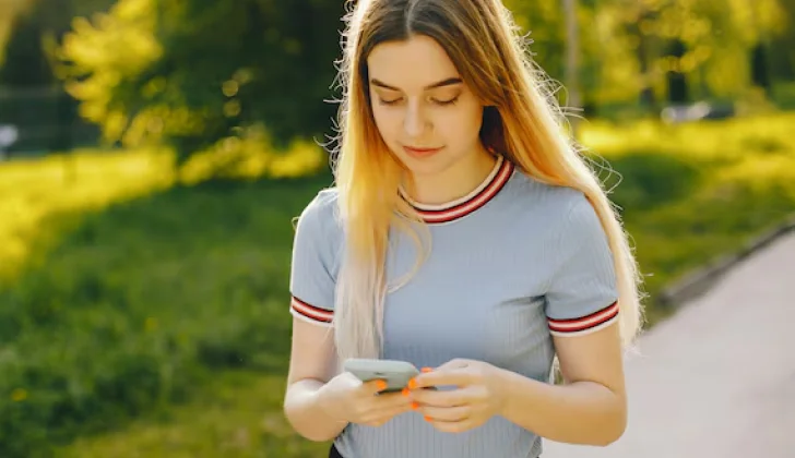 a girl typing on her phone