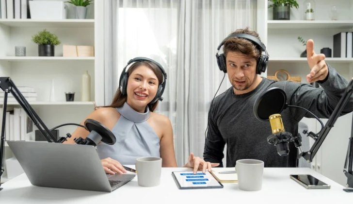 two influencer broadcasting a video