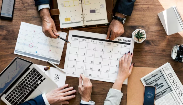 some people working on content calendar